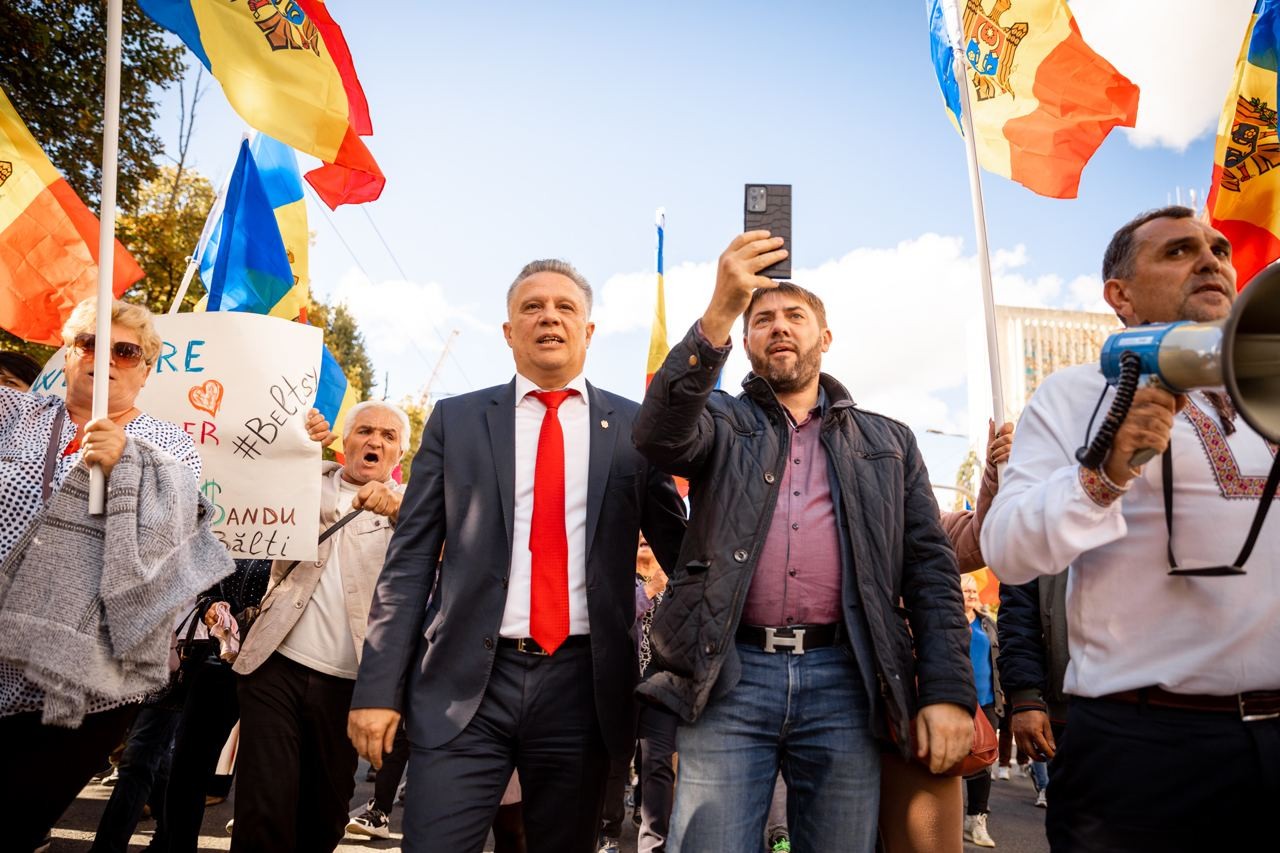 FOTO & VIDEO // Protest de AMPLOARE la Chișinău. Coloane de mii de oameni au ajuns în fața Președinției
