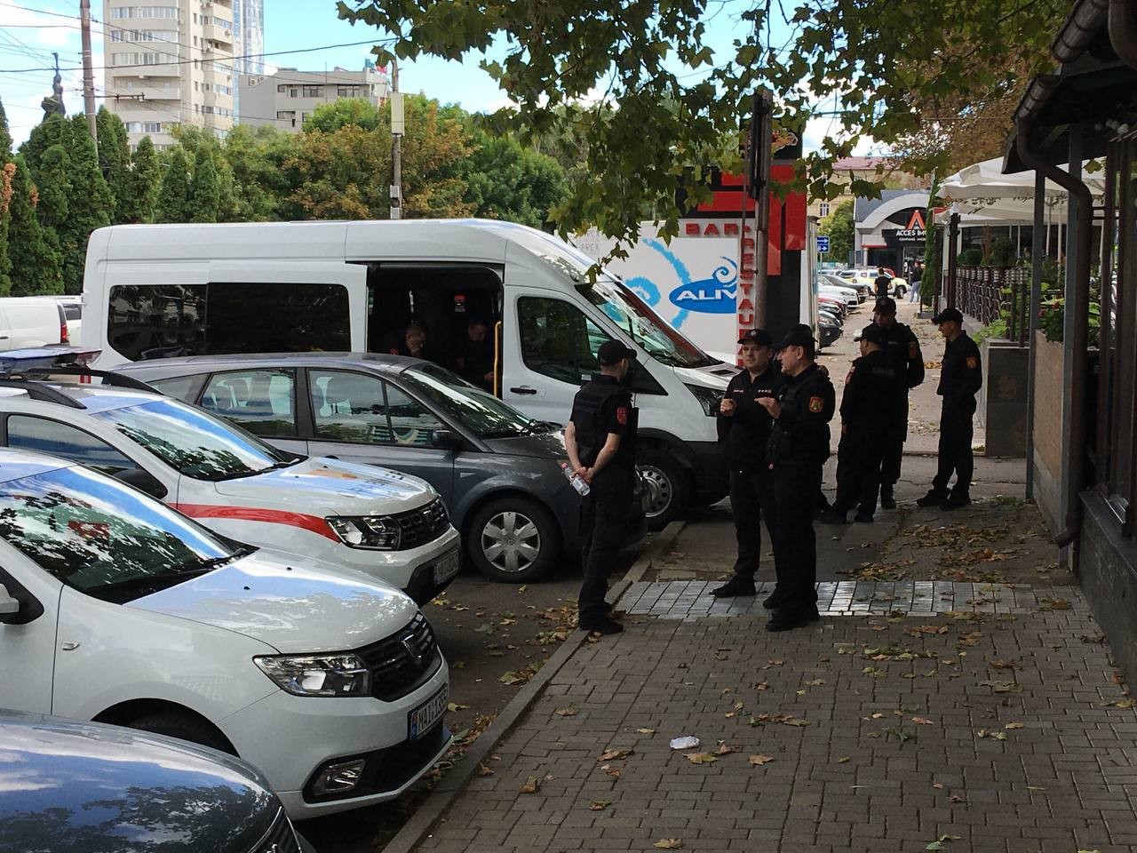 FOTO // Chișinăul, împânzit de polițiști. Mijloacele de transport sunt oprite și verificate