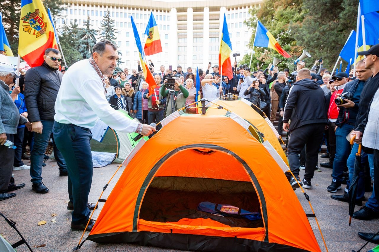 „Orășelului Schimbării” - Manifestanții au instalat corturi în fața Parlamentului: „Vom sta aici până vom obține demisia guvernării PAS”