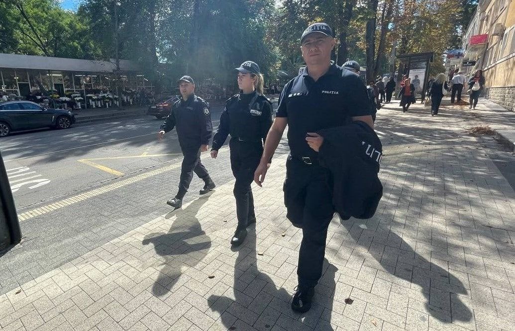 FOTO // Chișinăul, împânzit de polițiști. Mijloacele de transport sunt oprite și verificate