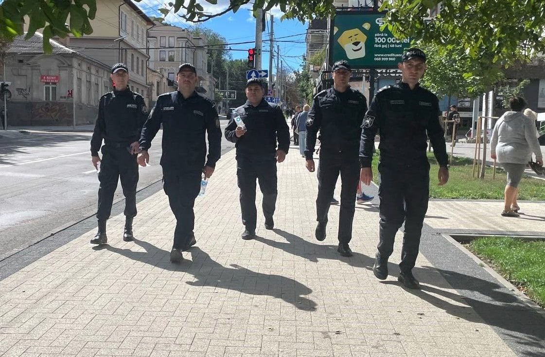 FOTO // Chișinăul, împânzit de polițiști. Mijloacele de transport sunt oprite și verificate