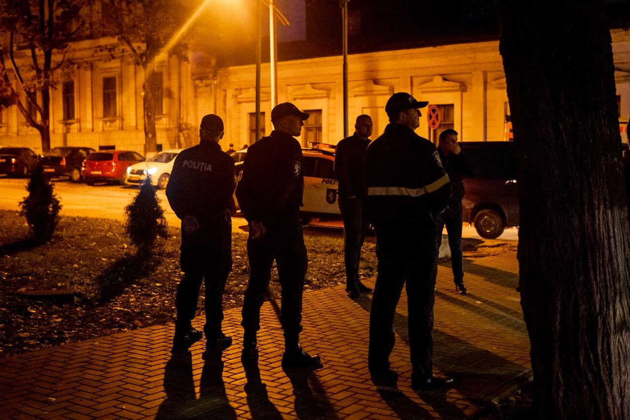 Poliția încalcă dreptul la protest? Mai multor pesoane le-a fost îngrădit accesul la „Orășelul Schimbării” pentru a-și instala corturile