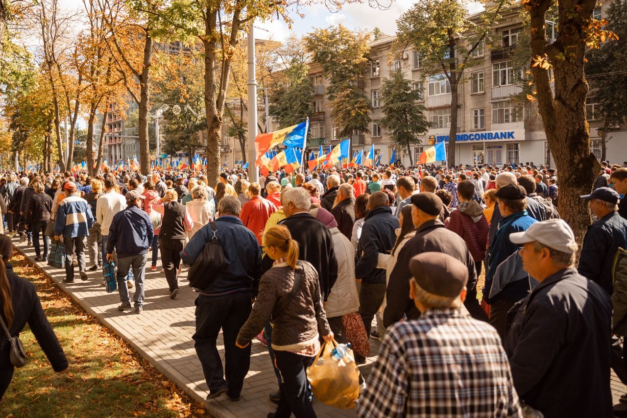 FOTO & VIDEO // Protest de AMPLOARE la Chișinău. Coloane de mii de oameni au ajuns în fața Președinției