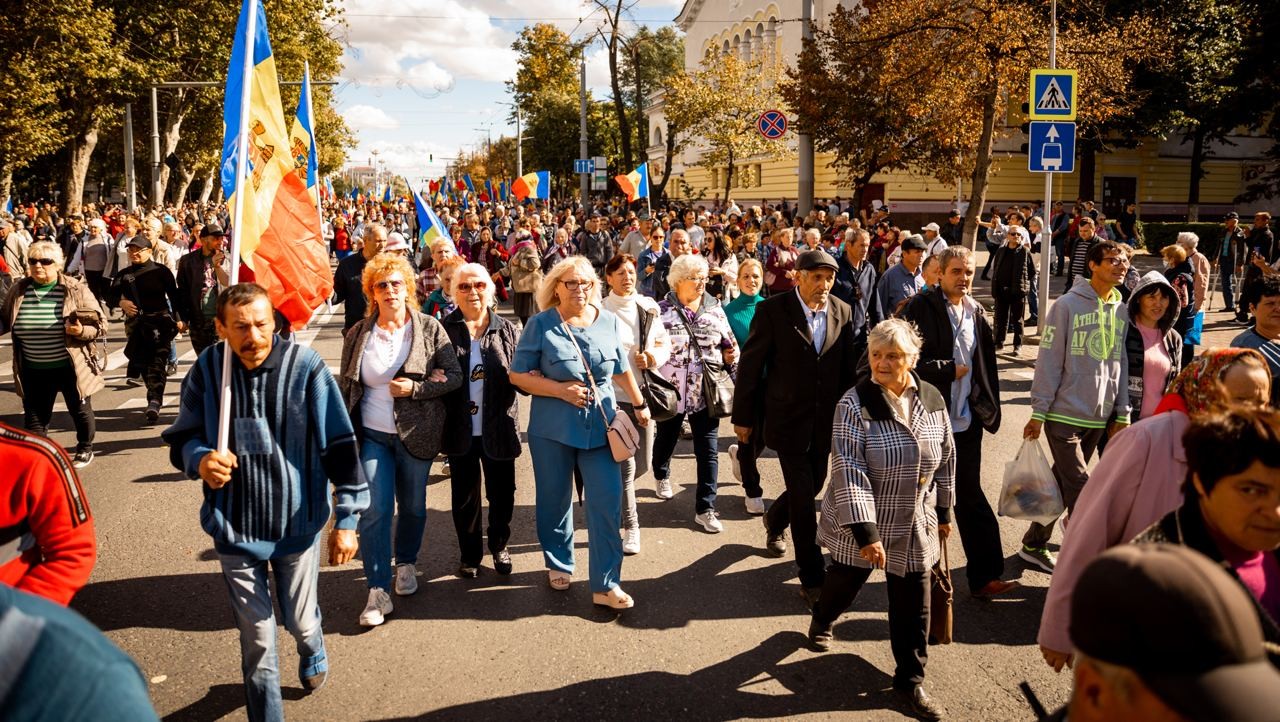 FOTO & VIDEO // Protest de AMPLOARE la Chișinău. Coloane de mii de oameni au ajuns în fața Președinției