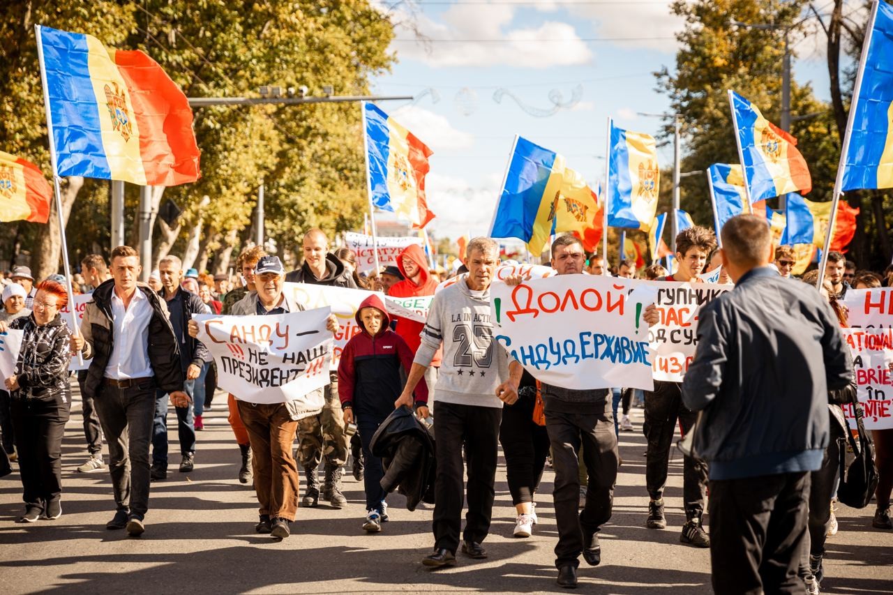 FOTO & VIDEO // Protest de AMPLOARE la Chișinău. Coloane de mii de oameni au ajuns în fața Președinției