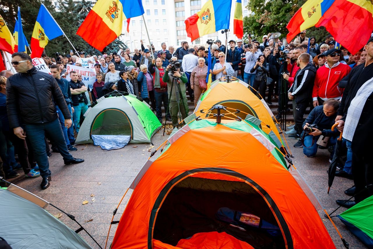 „Orășelului Schimbării” - Manifestanții au instalat corturi în fața Parlamentului: „Vom sta aici până vom obține demisia guvernării PAS”