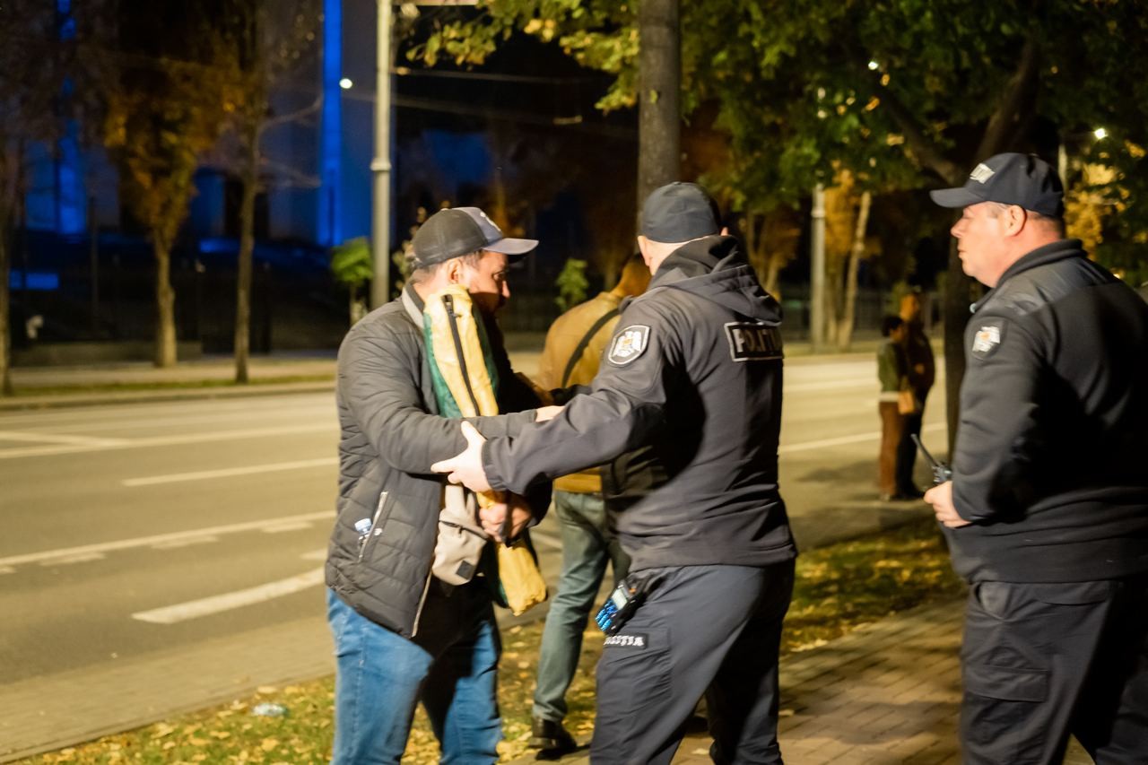 Poliția încalcă dreptul la protest? Mai multor pesoane le-a fost îngrădit accesul la „Orășelul Schimbării” pentru a-și instala corturile