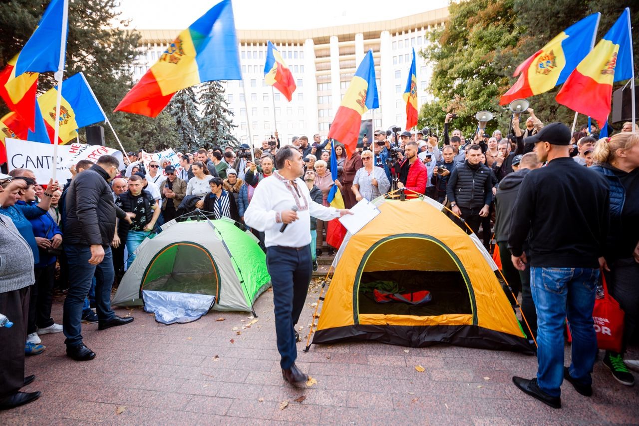 „Orășelului Schimbării” - Manifestanții au instalat corturi în fața Parlamentului: „Vom sta aici până vom obține demisia guvernării PAS”