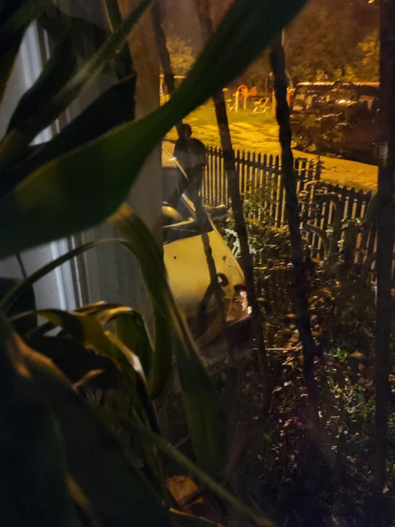 FOTO // Un șofer la un pas să ajungă cu mașina în casă la Gheorghe Urschi. S-a tamponat în peretele blocului în care trăiește maestrul
