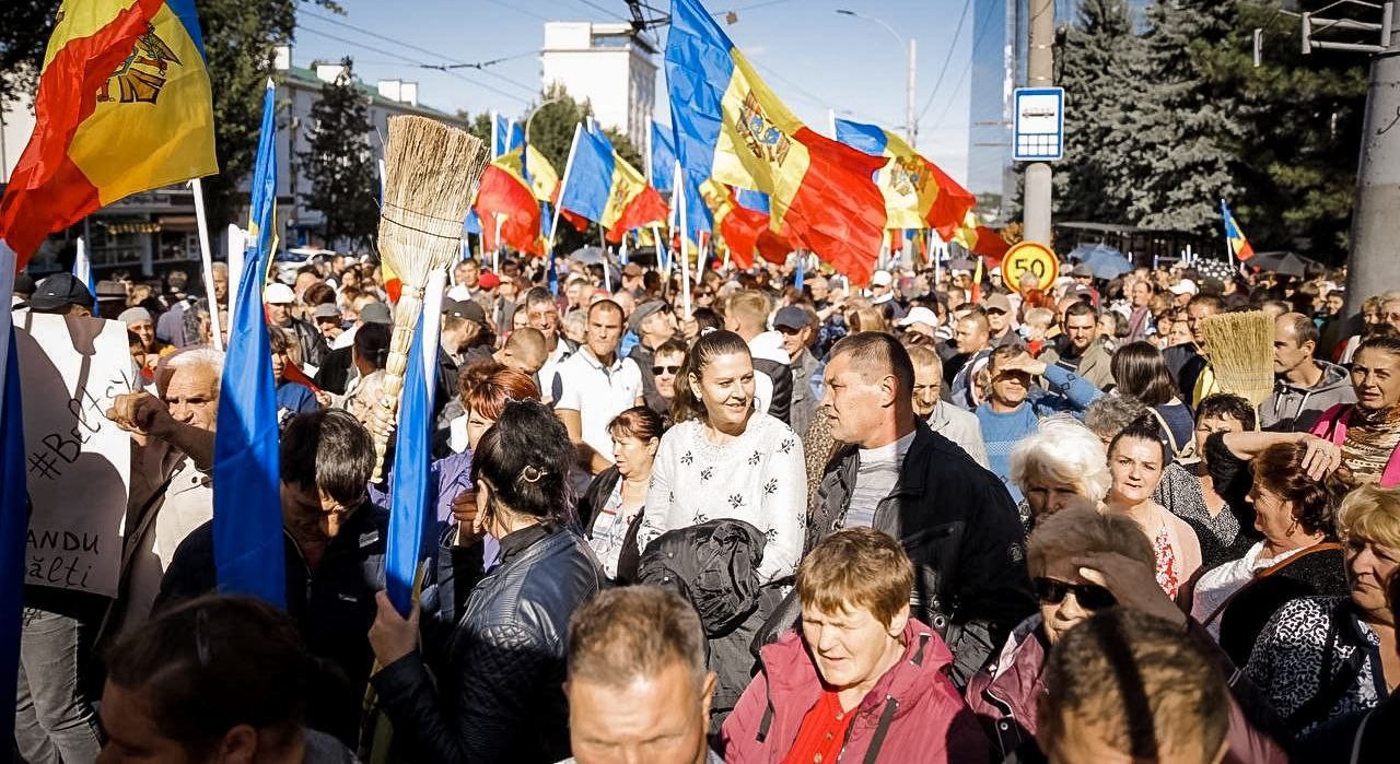 FOTO & VIDEO // Protest de AMPLOARE la Chișinău. Coloane de mii de oameni au ajuns în fața Președinției