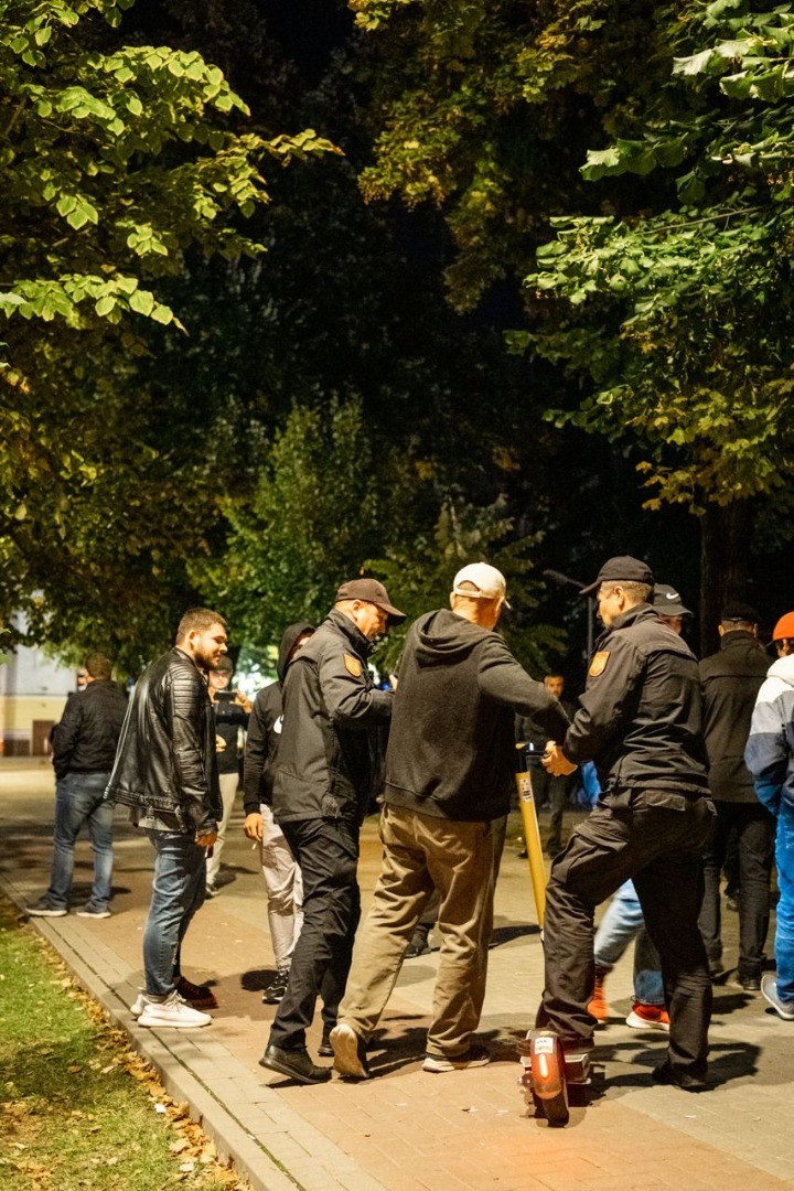 Poliția încalcă dreptul la protest? Mai multor pesoane le-a fost îngrădit accesul la „Orășelul Schimbării” pentru a-și instala corturile
