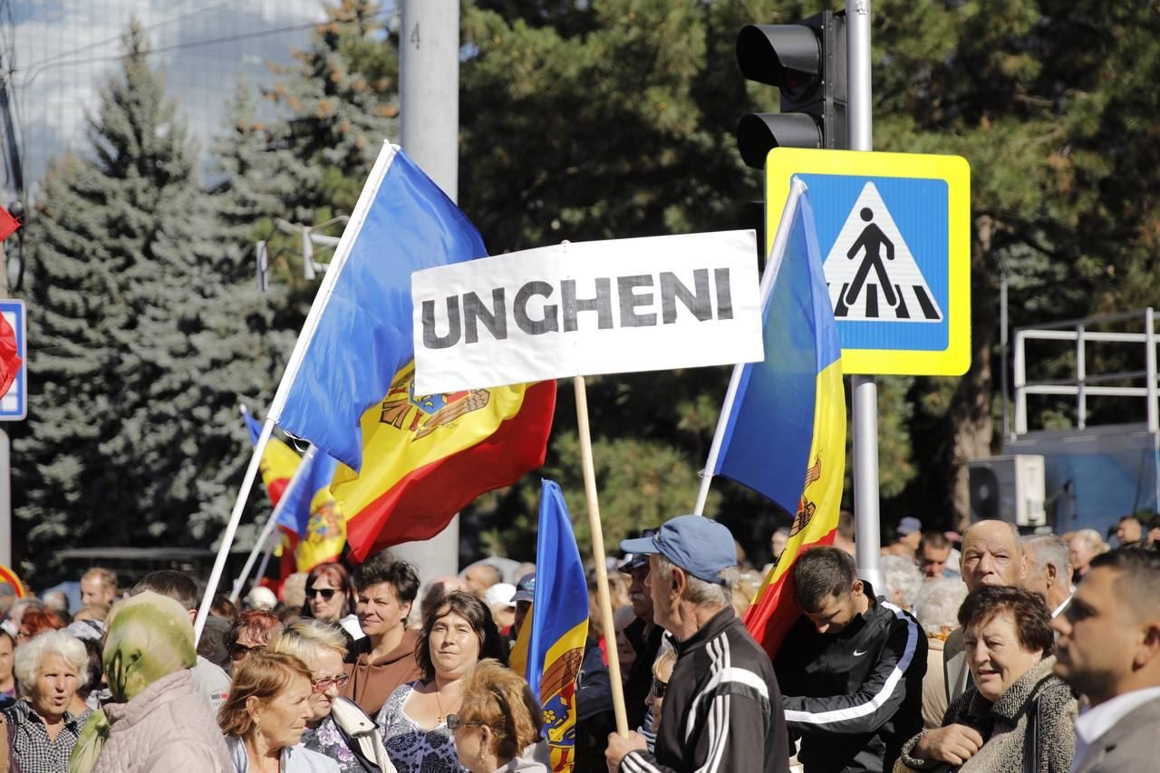FOTO & VIDEO // Protest de AMPLOARE la Chișinău. Coloane de mii de oameni au ajuns în fața Președinției