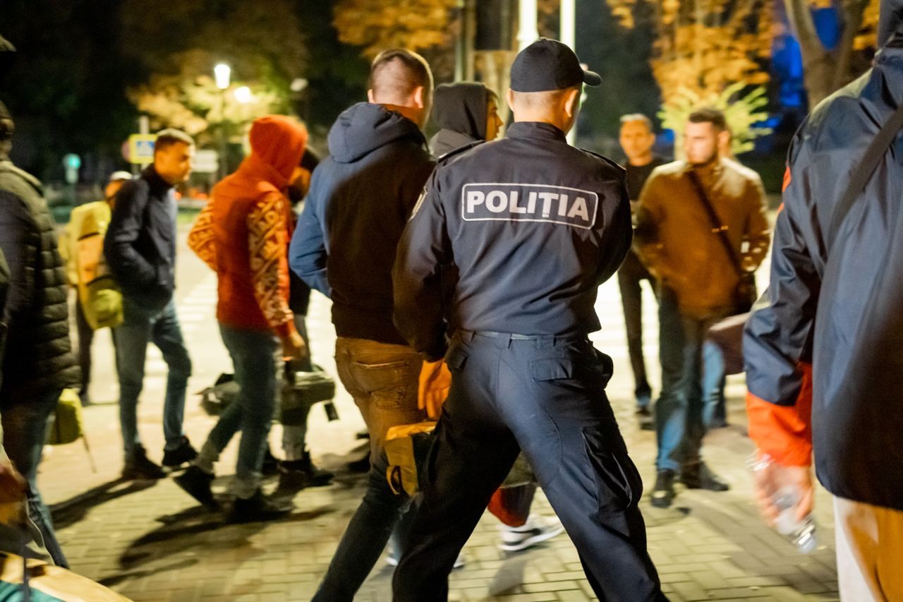 Poliția încalcă dreptul la protest? Mai multor pesoane le-a fost îngrădit accesul la „Orășelul Schimbării” pentru a-și instala corturile