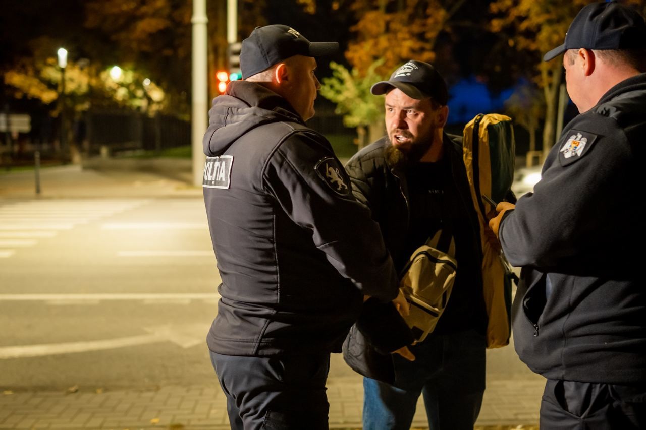 Poliția încalcă dreptul la protest? Mai multor pesoane le-a fost îngrădit accesul la „Orășelul Schimbării” pentru a-și instala corturile