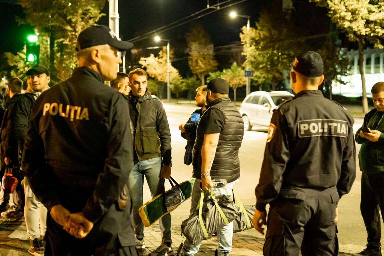 Poliția încalcă dreptul la protest? Mai multor pesoane le-a fost îngrădit accesul la „Orășelul Schimbării” pentru a-și instala corturile