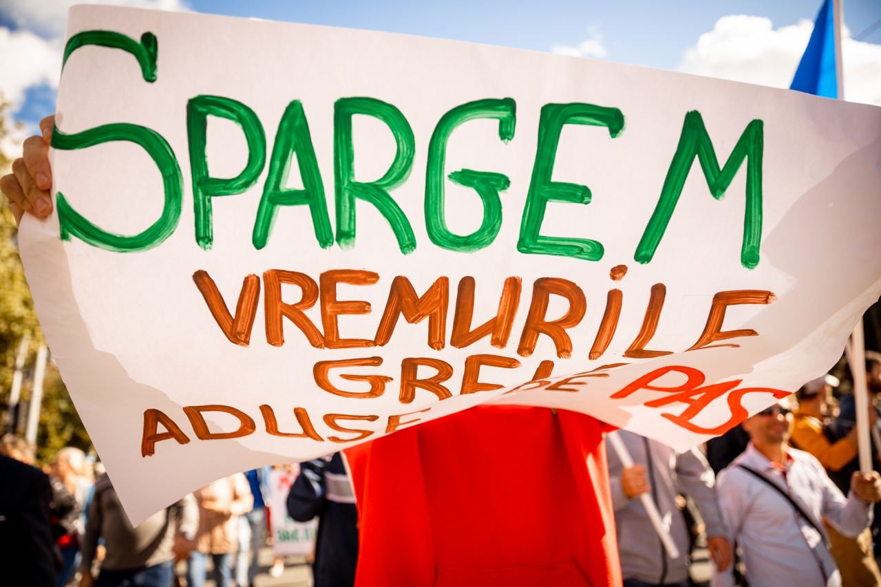 FOTO & VIDEO // Protest de AMPLOARE la Chișinău. Coloane de mii de oameni au ajuns în fața Președinției