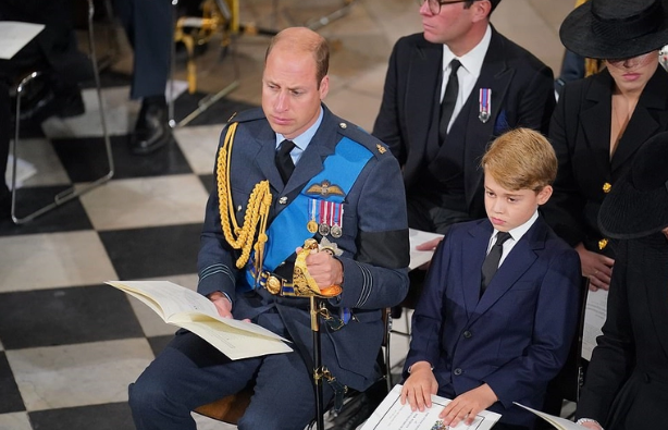 Imaginile care au emoționat o națiune. Ce a făcut prințul George, strănepotul de 9 ani al reginei, la înmormântare