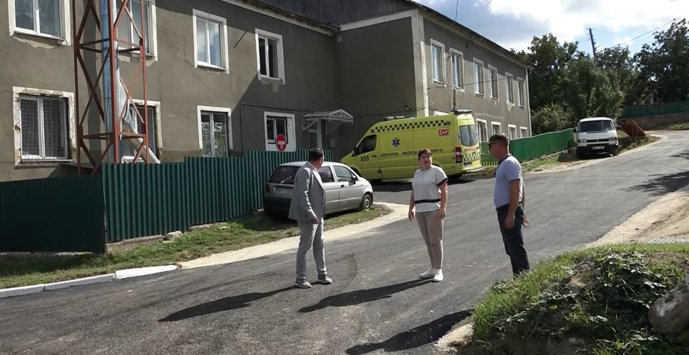 FOTO // Echipa Partidului „ȘOR” continuă să repare drumurile din satele din raionul Orhei
