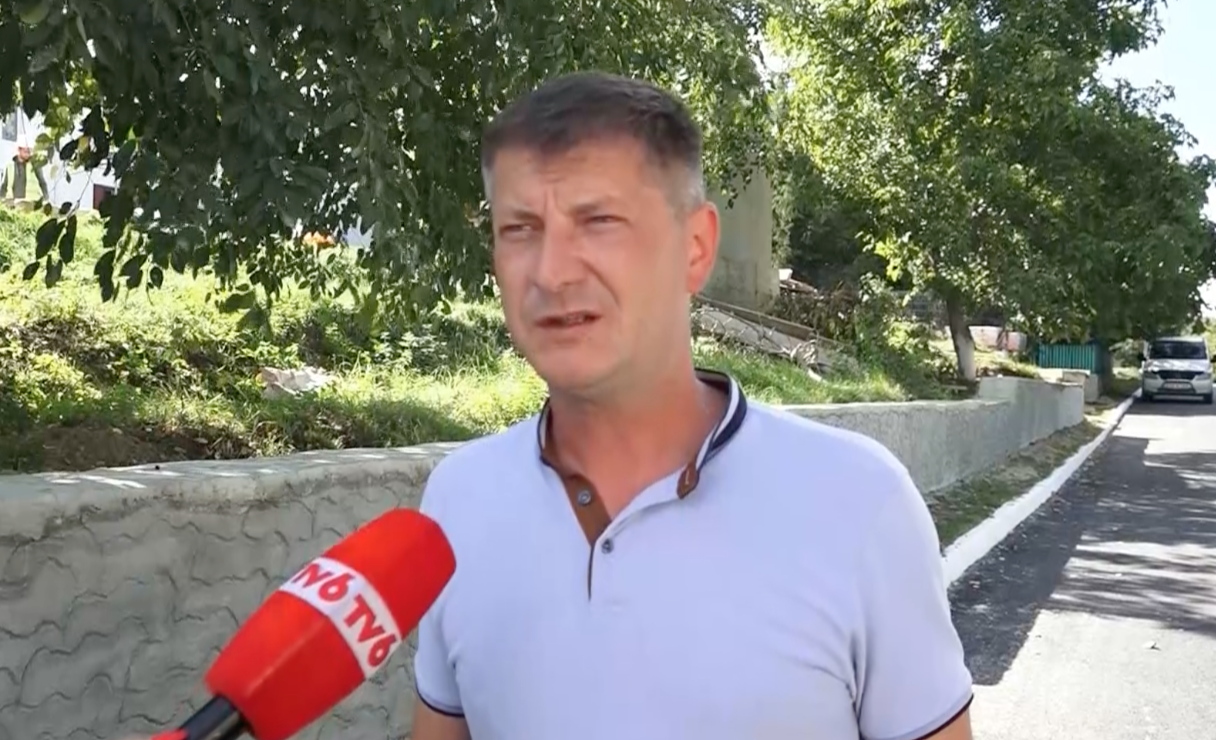 FOTO // Echipa Partidului „ȘOR” continuă să repare drumurile din satele din raionul Orhei