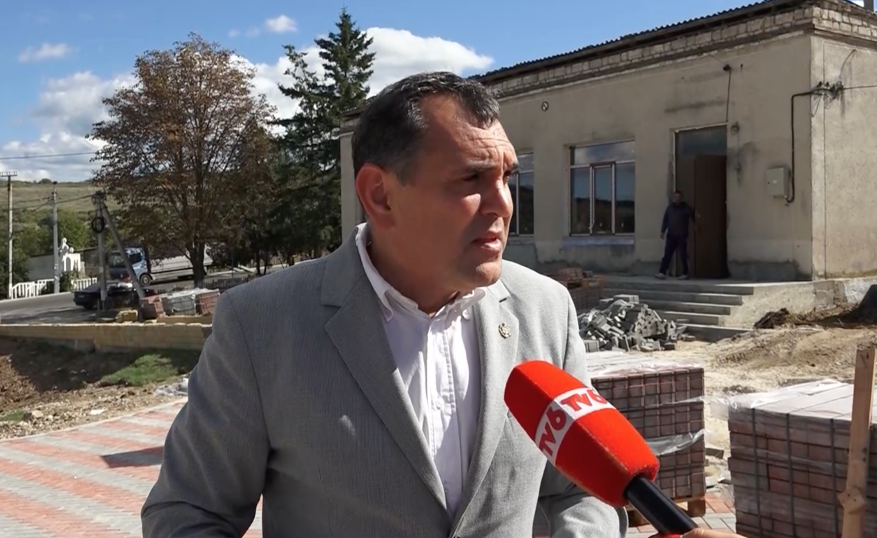 FOTO // Echipa Partidului „ȘOR” continuă să repare drumurile din satele din raionul Orhei