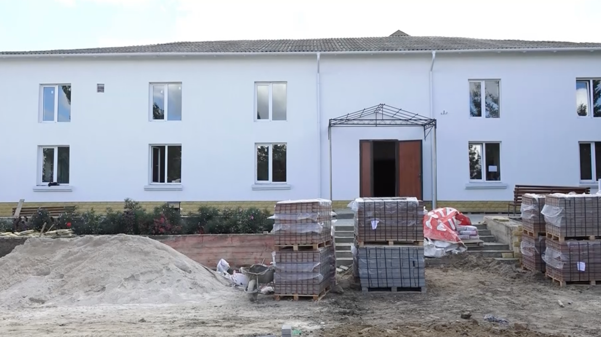FOTO // Echipa Partidului „ȘOR” continuă să repare drumurile din satele din raionul Orhei