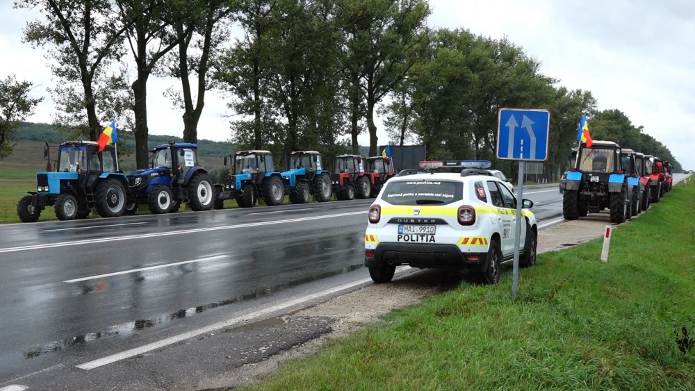 Agricultorii au ieșit la protest: Nu vă bateți joc de noi