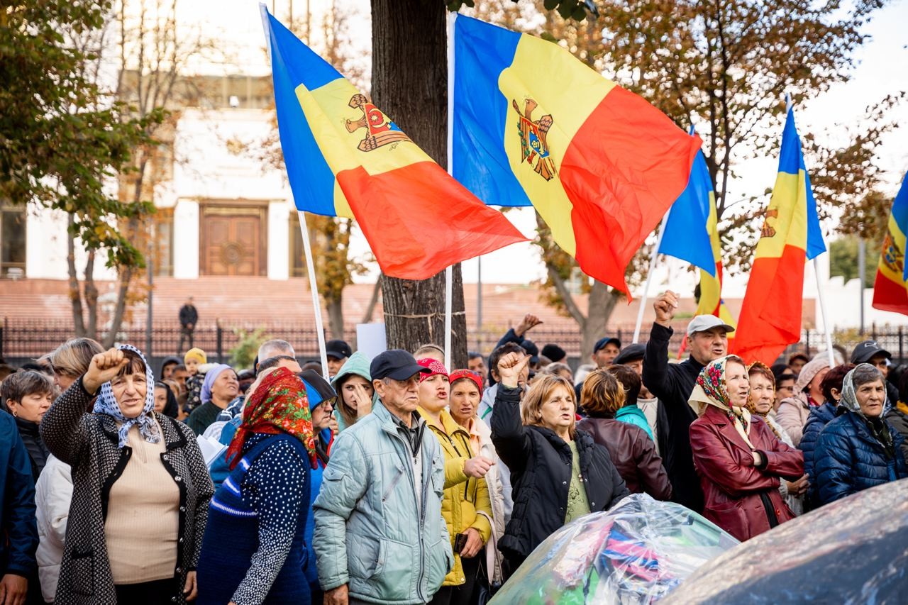 Parlamentul s-a mutat în stradă. Protestatarii au votat unanim proiectele de lege ale fracțiunii Partidului „ȘOR”, respinse anterior de majoritatea PAS