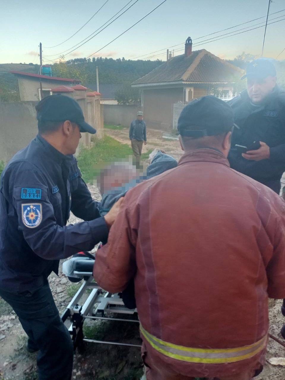 FOTO // Salvatorii din raionul Orhei au salvat un bărbat de 69 de ani căzut într-o fântână