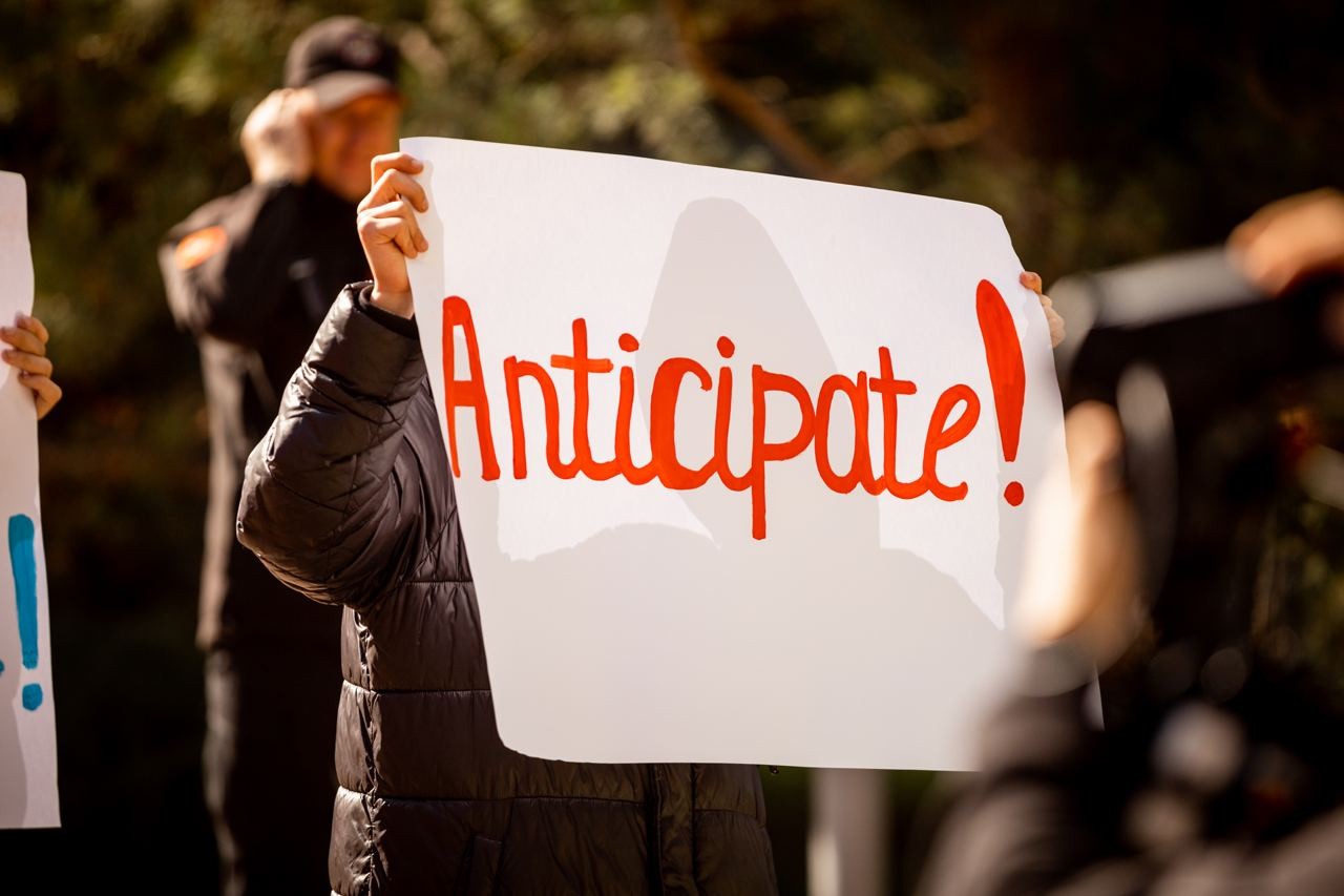 Parlamentul s-a mutat în stradă. Protestatarii au votat unanim proiectele de lege ale fracțiunii Partidului „ȘOR”, respinse anterior de majoritatea PAS