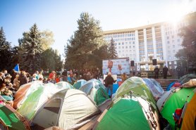Parlamentul s-a mutat în stradă. Protestatarii au votat unanim proiectele de lege ale fracțiunii Partidului „ȘOR”, respinse anterior de majoritatea PAS