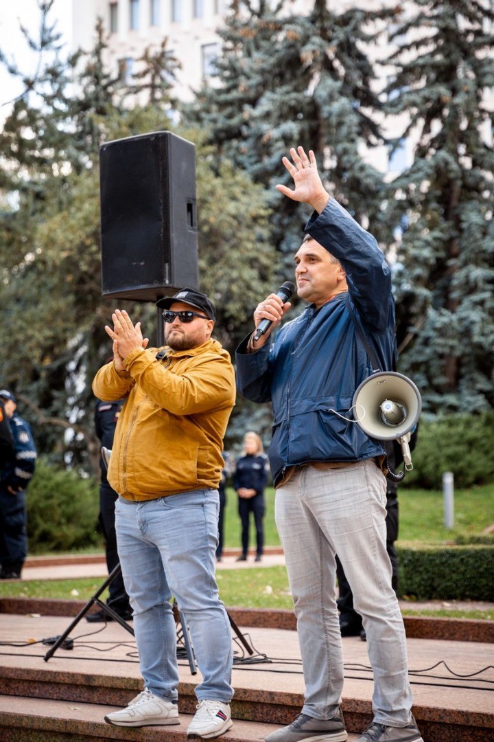 Parlamentul s-a mutat în stradă. Protestatarii au votat unanim proiectele de lege ale fracțiunii Partidului „ȘOR”, respinse anterior de majoritatea PAS