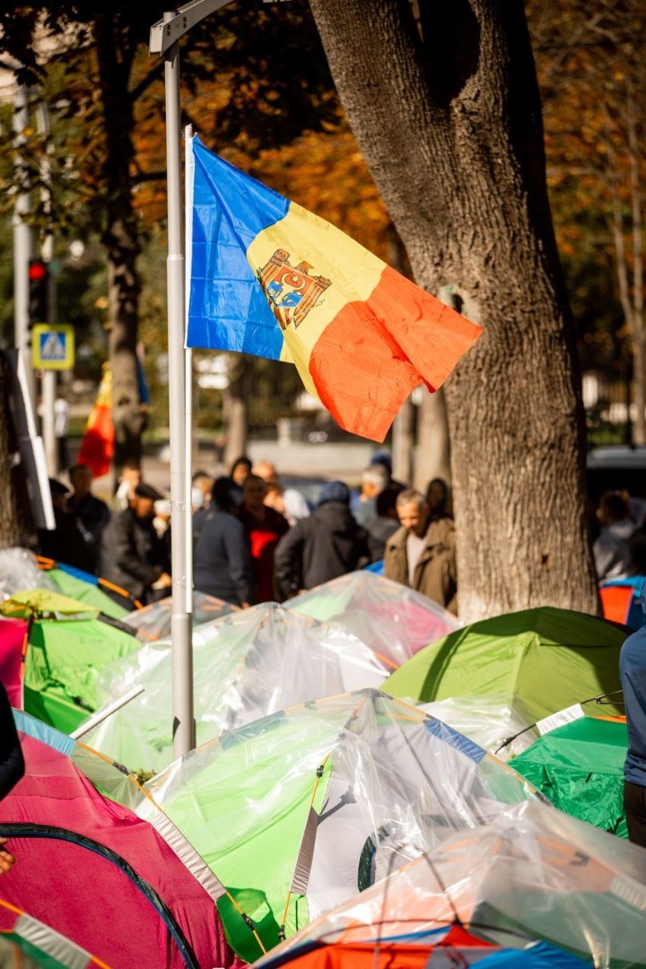 Parlamentul s-a mutat în stradă. Protestatarii au votat unanim proiectele de lege ale fracțiunii Partidului „ȘOR”, respinse anterior de majoritatea PAS