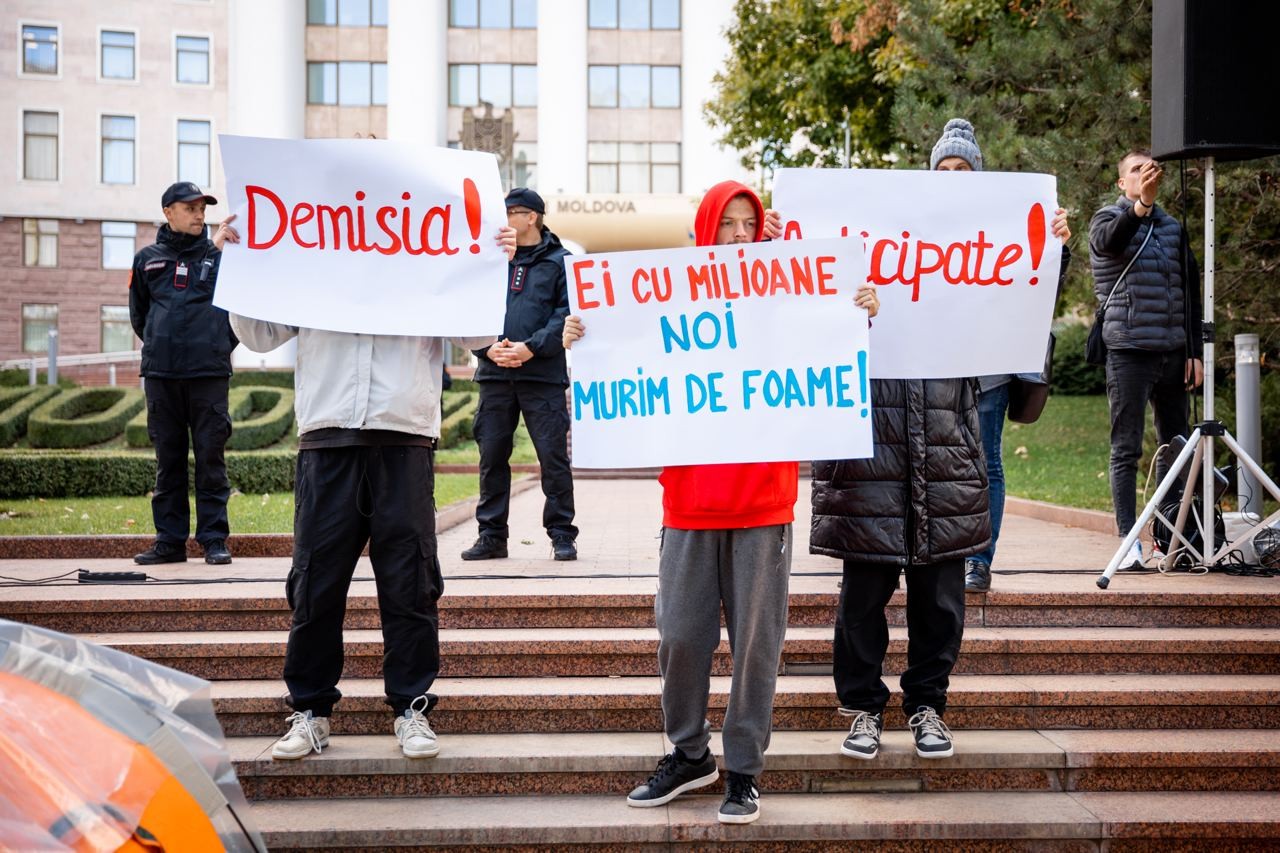 Parlamentul s-a mutat în stradă. Protestatarii au votat unanim proiectele de lege ale fracțiunii Partidului „ȘOR”, respinse anterior de majoritatea PAS