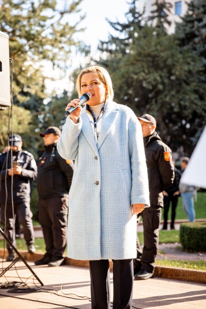 Parlamentul s-a mutat în stradă. Protestatarii au votat unanim proiectele de lege ale fracțiunii Partidului „ȘOR”, respinse anterior de majoritatea PAS