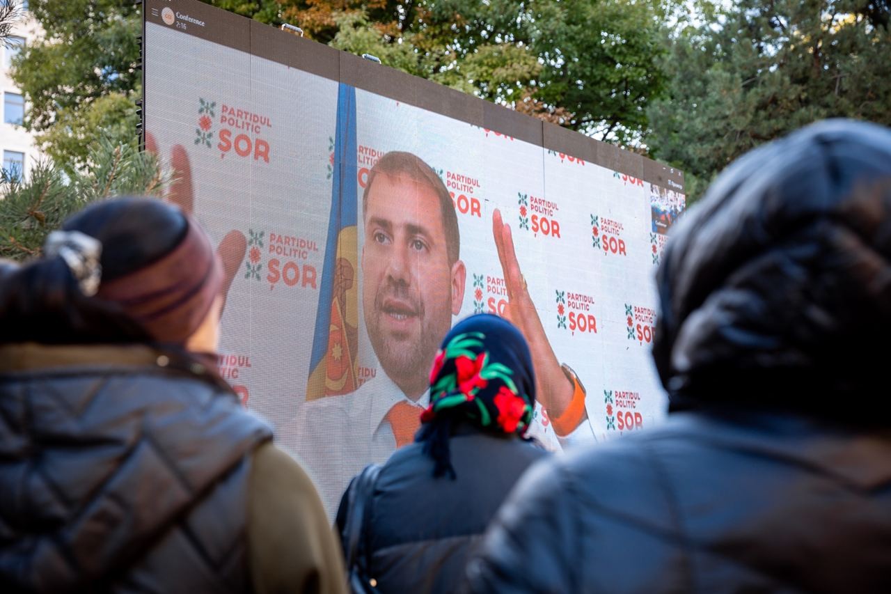 Parlamentul s-a mutat în stradă. Protestatarii au votat unanim proiectele de lege ale fracțiunii Partidului „ȘOR”, respinse anterior de majoritatea PAS