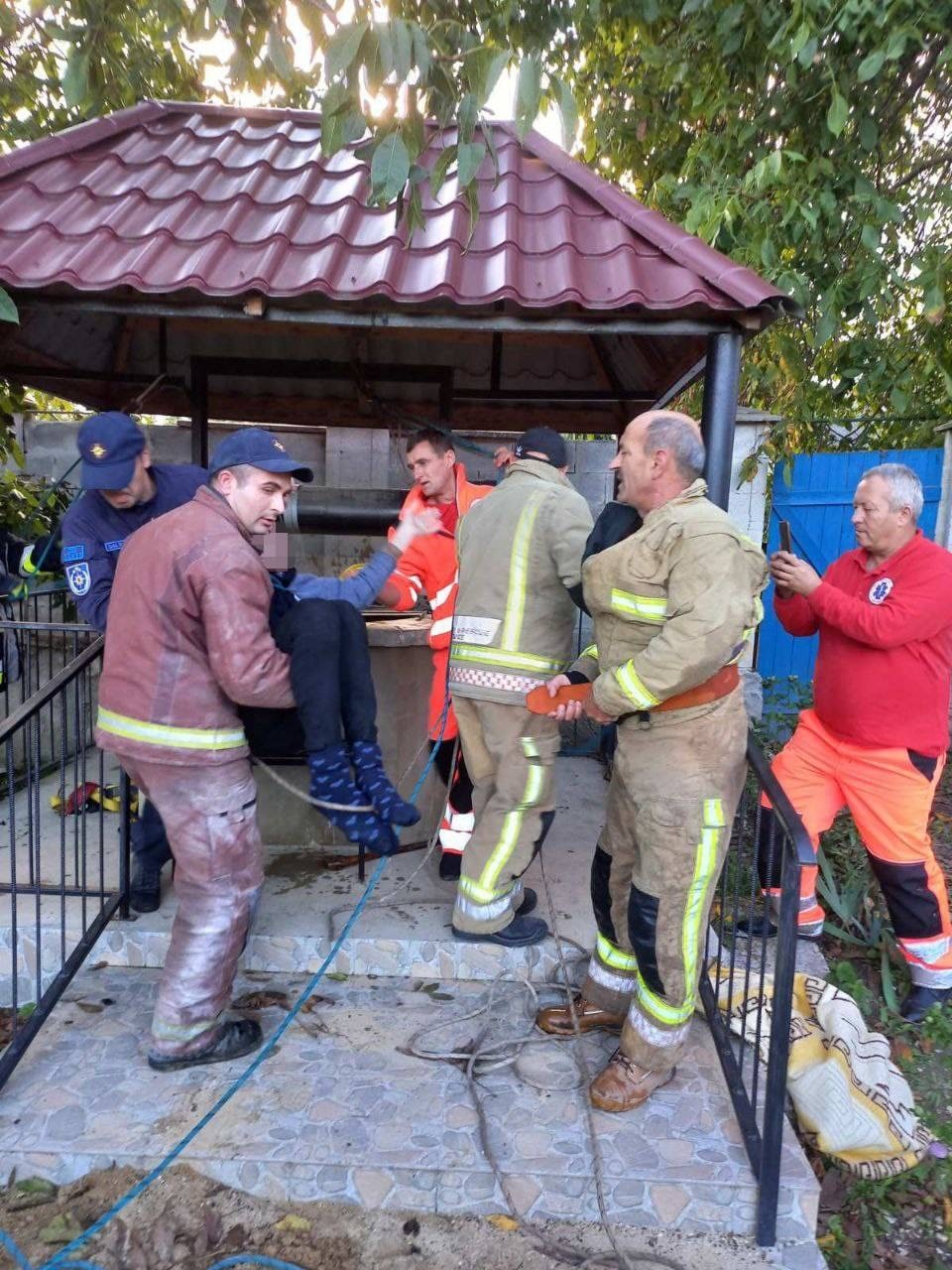 FOTO // Salvatorii din raionul Orhei au salvat un bărbat de 69 de ani căzut într-o fântână