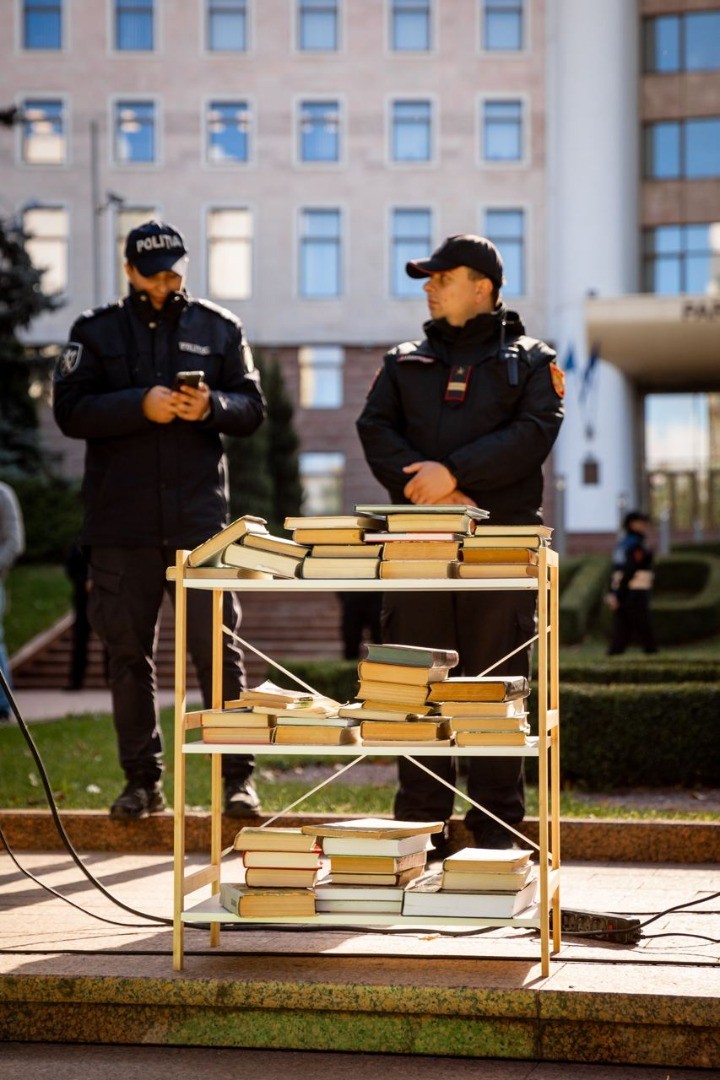 Parlamentul s-a mutat în stradă. Protestatarii au votat unanim proiectele de lege ale fracțiunii Partidului „ȘOR”, respinse anterior de majoritatea PAS