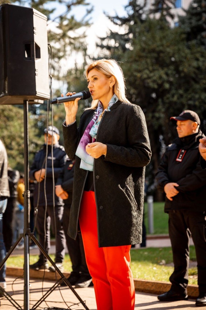 Parlamentul s-a mutat în stradă. Protestatarii au votat unanim proiectele de lege ale fracțiunii Partidului „ȘOR”, respinse anterior de majoritatea PAS