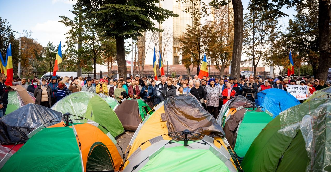 Parlamentul s-a mutat în stradă. Protestatarii au votat unanim proiectele de lege ale fracțiunii Partidului „ȘOR”, respinse anterior de majoritatea PAS