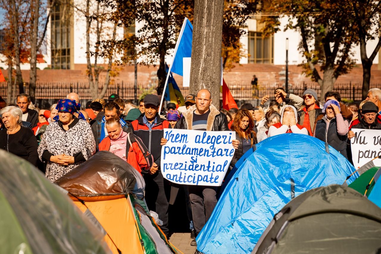 Parlamentul s-a mutat în stradă. Protestatarii au votat unanim proiectele de lege ale fracțiunii Partidului „ȘOR”, respinse anterior de majoritatea PAS