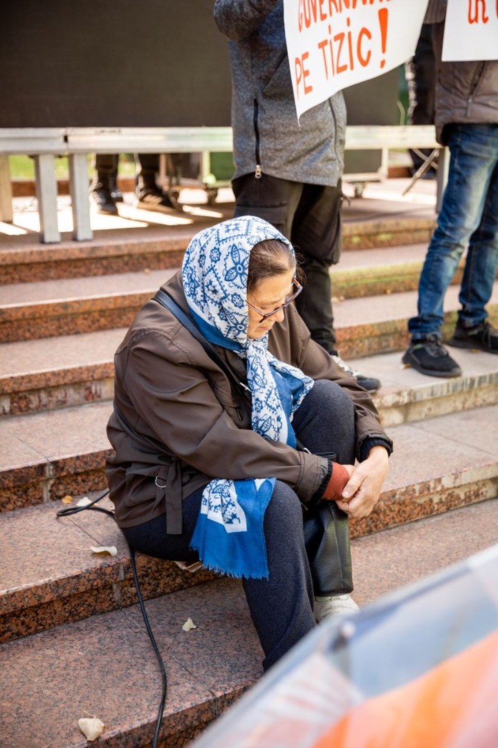 Parlamentul s-a mutat în stradă. Protestatarii au votat unanim proiectele de lege ale fracțiunii Partidului „ȘOR”, respinse anterior de majoritatea PAS