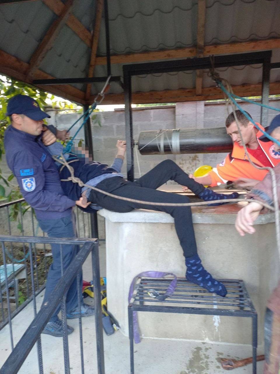FOTO // Salvatorii din raionul Orhei au salvat un bărbat de 69 de ani căzut într-o fântână