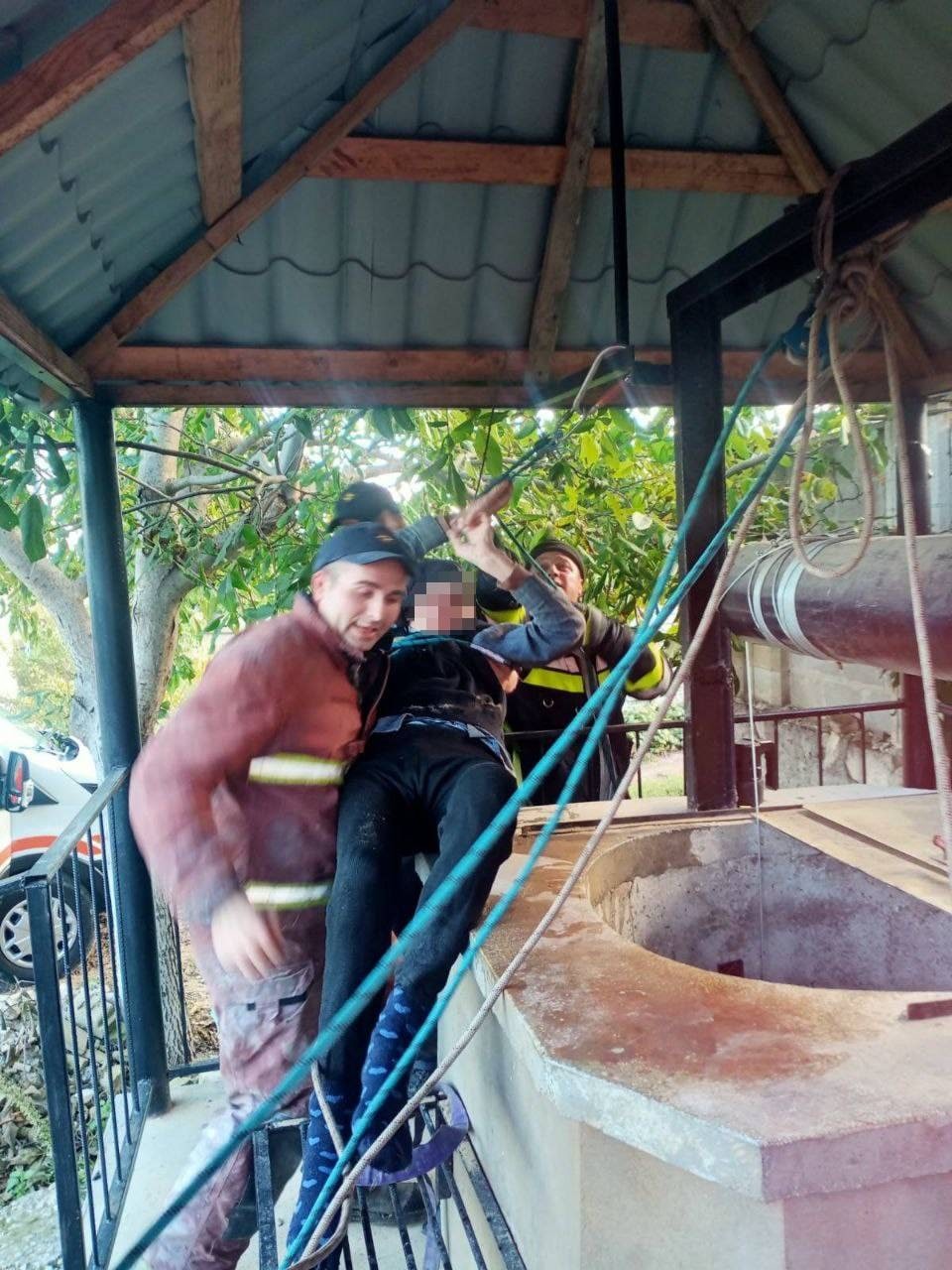FOTO // Salvatorii din raionul Orhei au salvat un bărbat de 69 de ani căzut într-o fântână