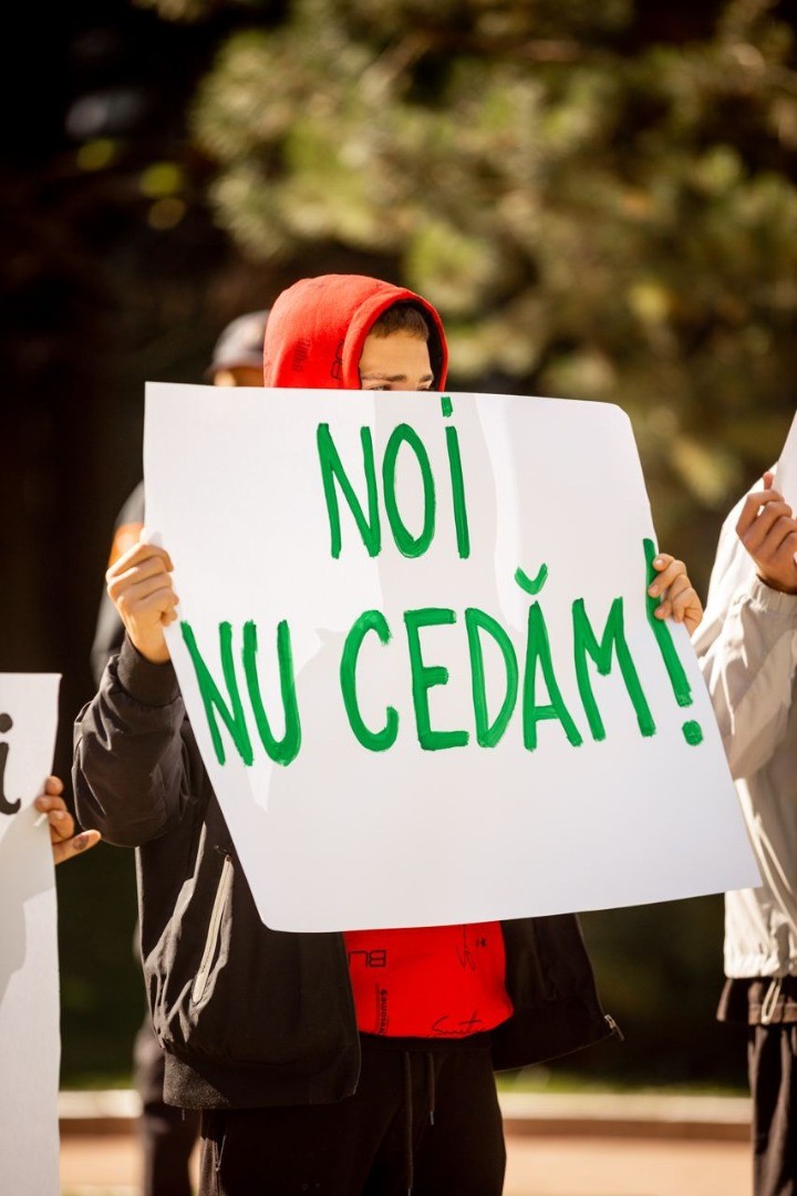 Parlamentul s-a mutat în stradă. Protestatarii au votat unanim proiectele de lege ale fracțiunii Partidului „ȘOR”, respinse anterior de majoritatea PAS