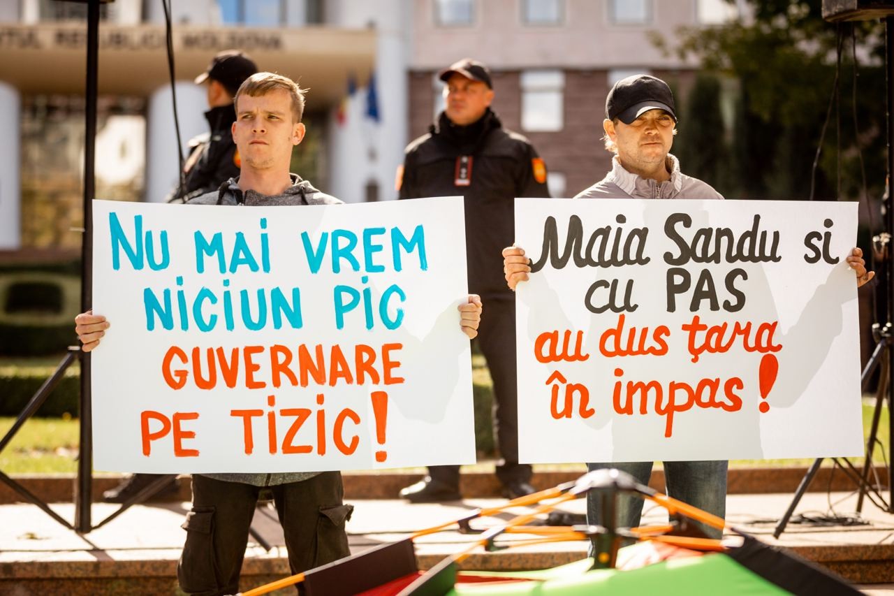 Parlamentul s-a mutat în stradă. Protestatarii au votat unanim proiectele de lege ale fracțiunii Partidului „ȘOR”, respinse anterior de majoritatea PAS