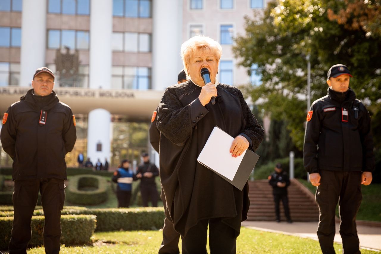Parlamentul s-a mutat în stradă. Protestatarii au votat unanim proiectele de lege ale fracțiunii Partidului „ȘOR”, respinse anterior de majoritatea PAS