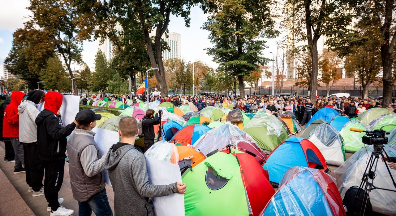 Parlamentul s-a mutat în stradă. Protestatarii au votat unanim proiectele de lege ale fracțiunii Partidului „ȘOR”, respinse anterior de majoritatea PAS