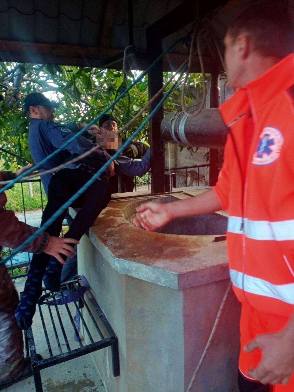 FOTO // Salvatorii din raionul Orhei au salvat un bărbat de 69 de ani căzut într-o fântână
