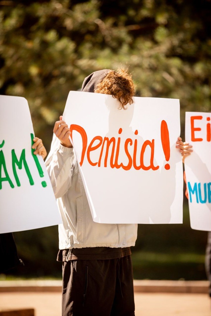 Parlamentul s-a mutat în stradă. Protestatarii au votat unanim proiectele de lege ale fracțiunii Partidului „ȘOR”, respinse anterior de majoritatea PAS