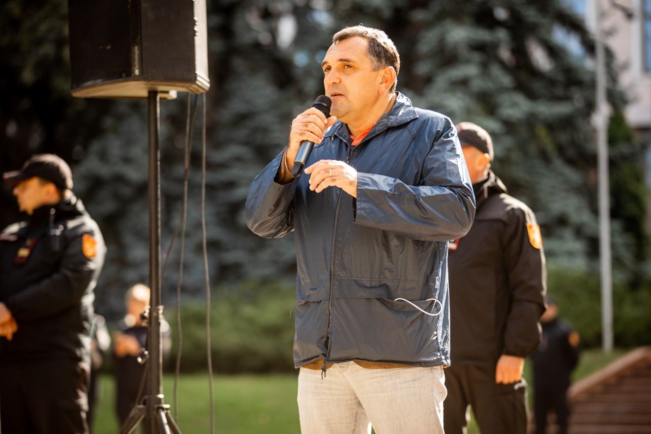 Parlamentul s-a mutat în stradă. Protestatarii au votat unanim proiectele de lege ale fracțiunii Partidului „ȘOR”, respinse anterior de majoritatea PAS